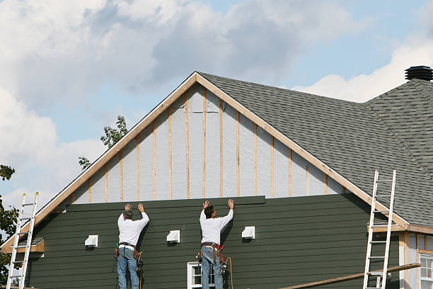 Professional Siding technician working in Vernon Hills, IL